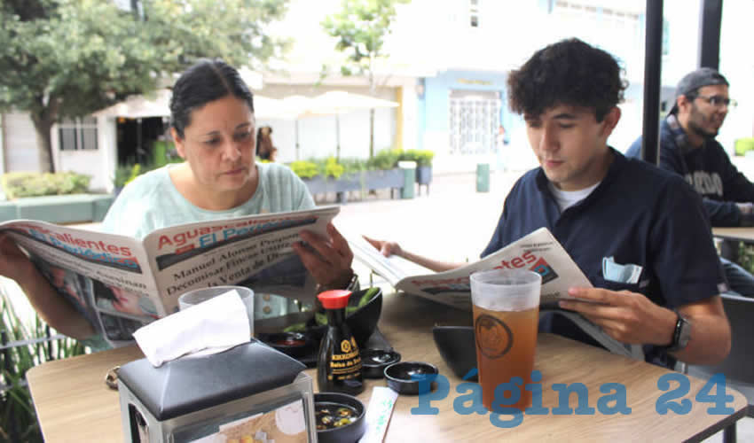 Grupo de personas desayunando.