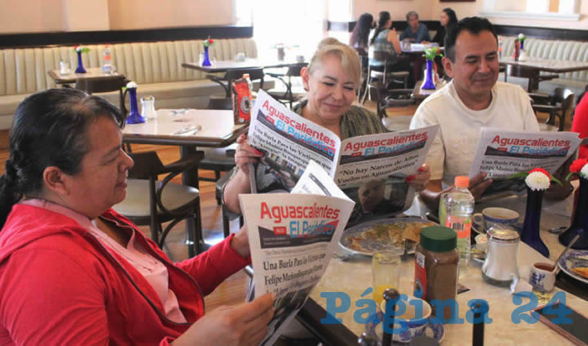 Grupo de personas desayunando.