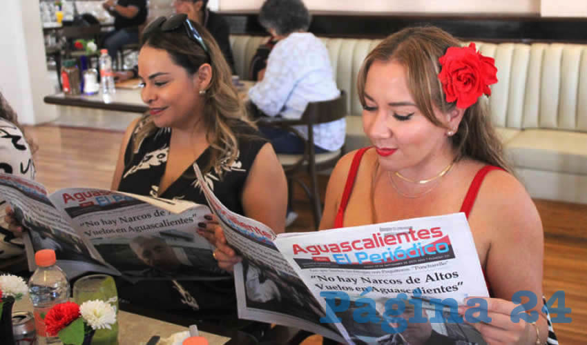 Grupo de personas desayunando.