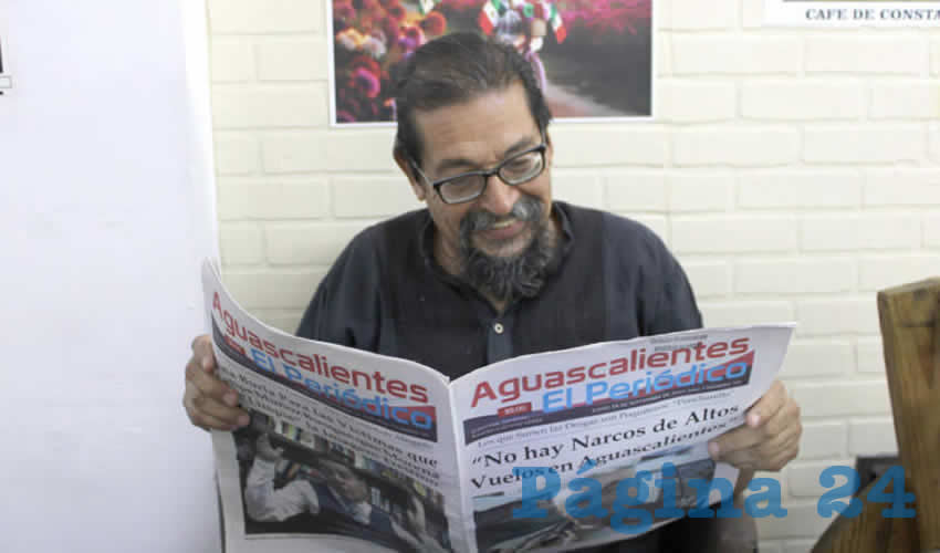 Grupo de personas desayunando.