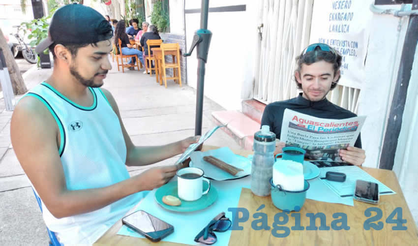 Grupo de personas desayunando.
