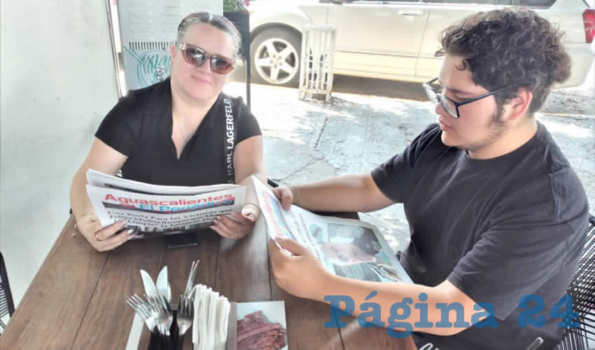 Grupo de personas desayunando.