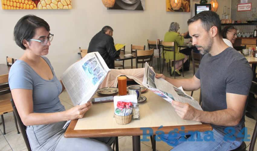 Grupo de personas desayunando.