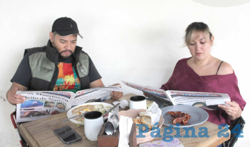 Grupo de personas desayunando.