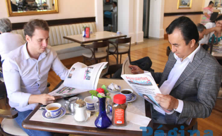 Grupo de personas desayunando.