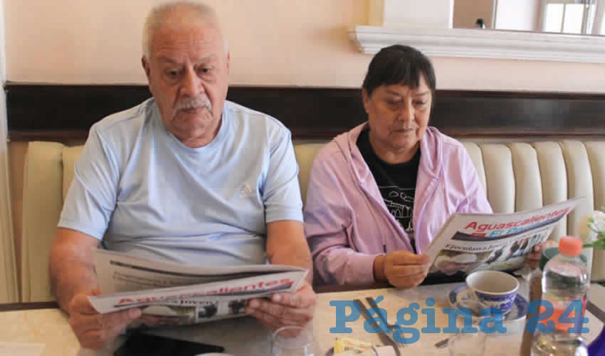 Grupo de personas desayunando.