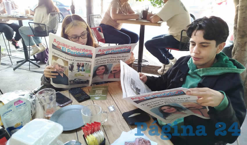 Grupo de personas desayunando.