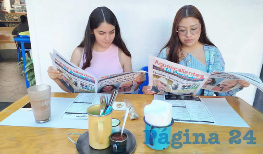 Grupo de personas desayunando.