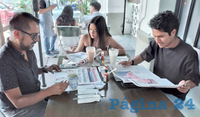 Grupo de personas desayunando.