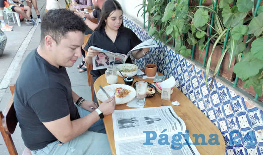 Grupo de personas desayunando.