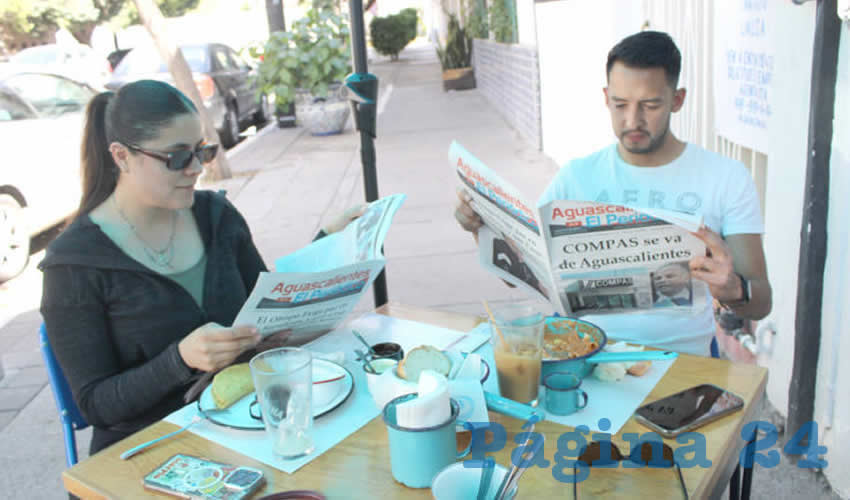 Grupo de personas desayunando.