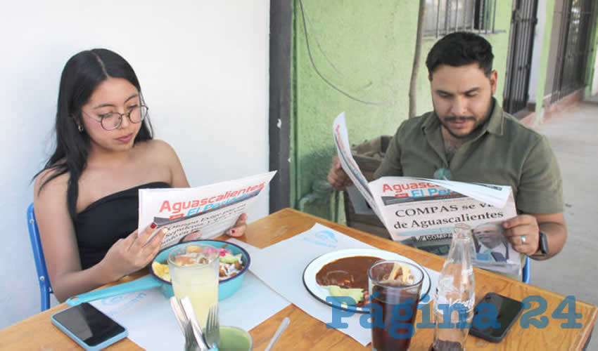 Grupo de personas desayunando.