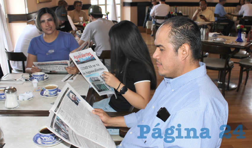 Grupo de personas desayunando.