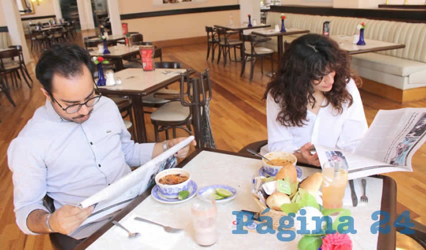 Grupo de personas desayunando.