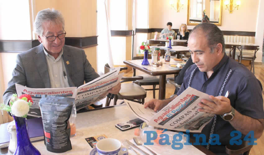 Grupo de personas desayunando.