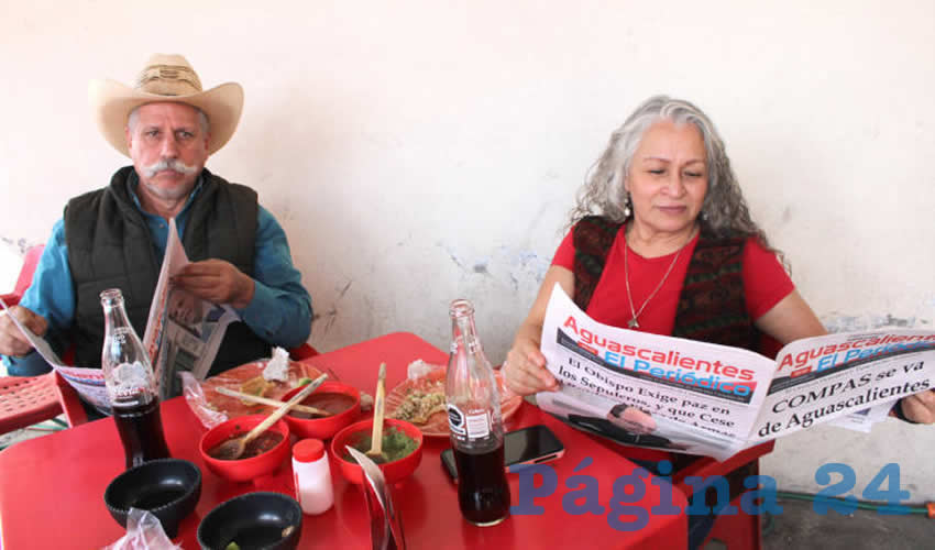 Grupo de personas desayunando.