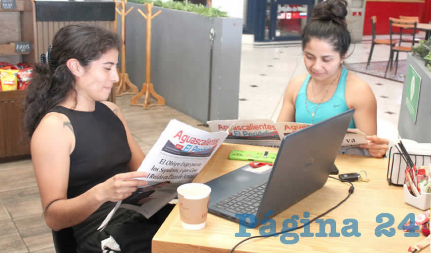 Grupo de personas desayunando.