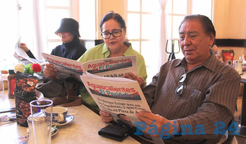 Grupo de personas desayunando.