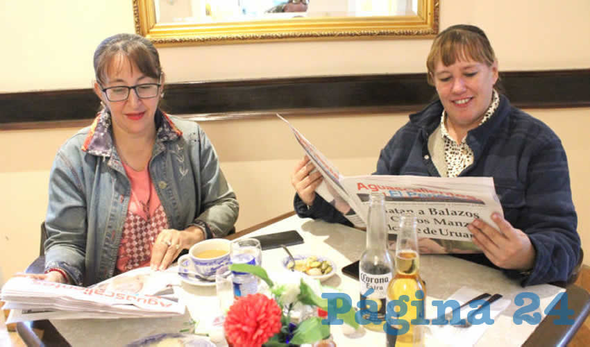 Grupo de personas desayunando.