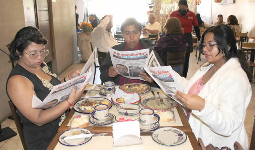 Grupo de personas desayunando.