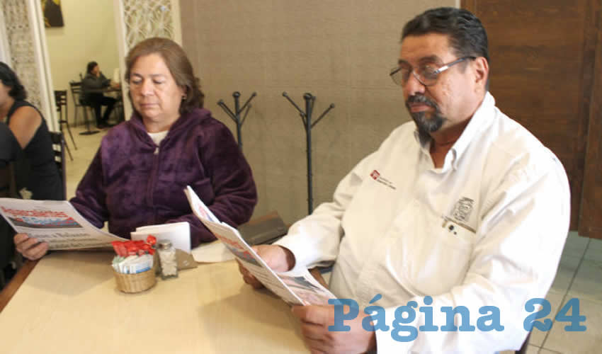 Grupo de personas desayunando.