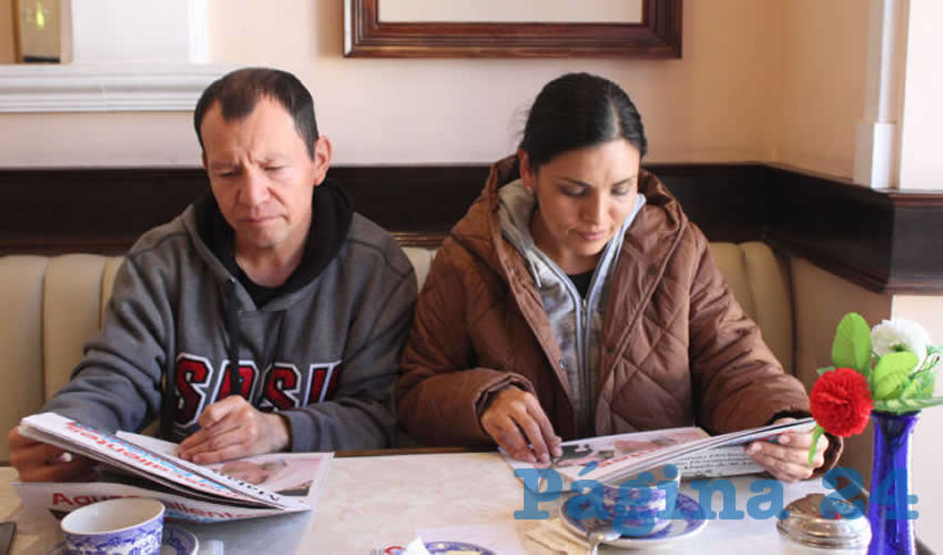 Grupo de personas desayunando.
