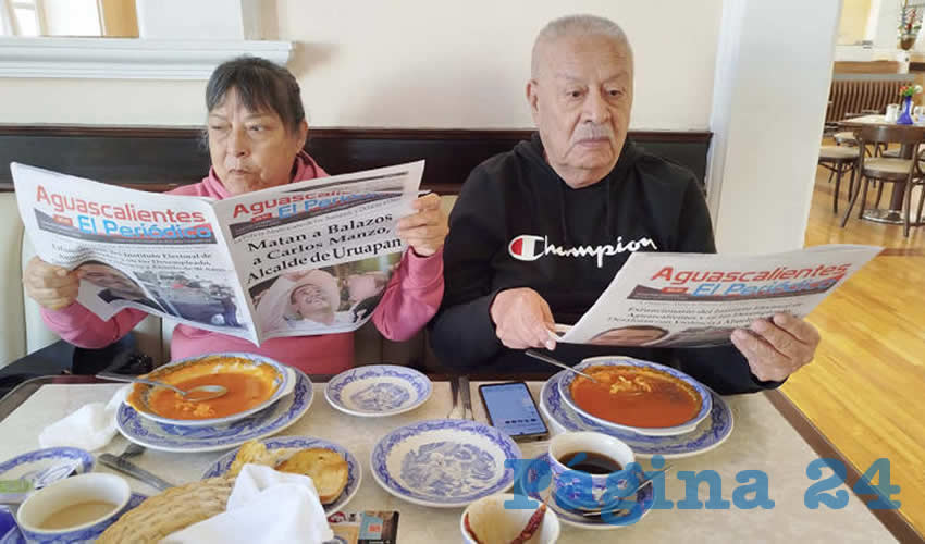 Grupo de personas desayunando.