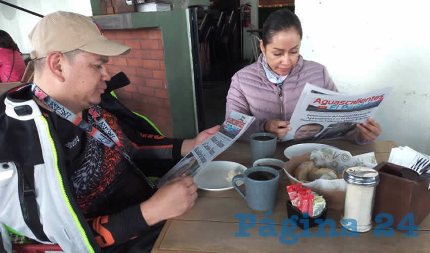 Grupo de personas desayunando.