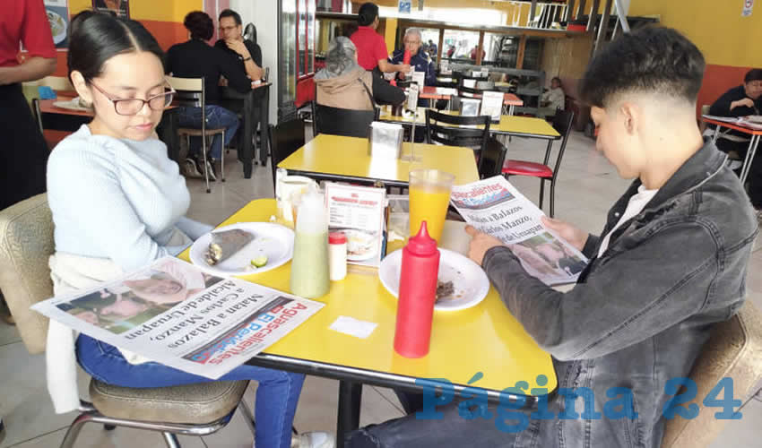 Grupo de personas desayunando.
