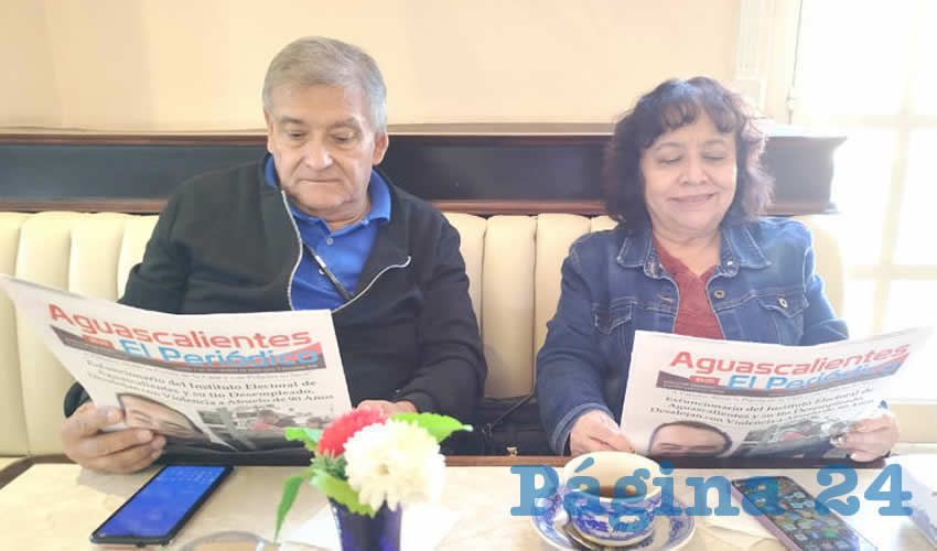 Grupo de personas desayunando.