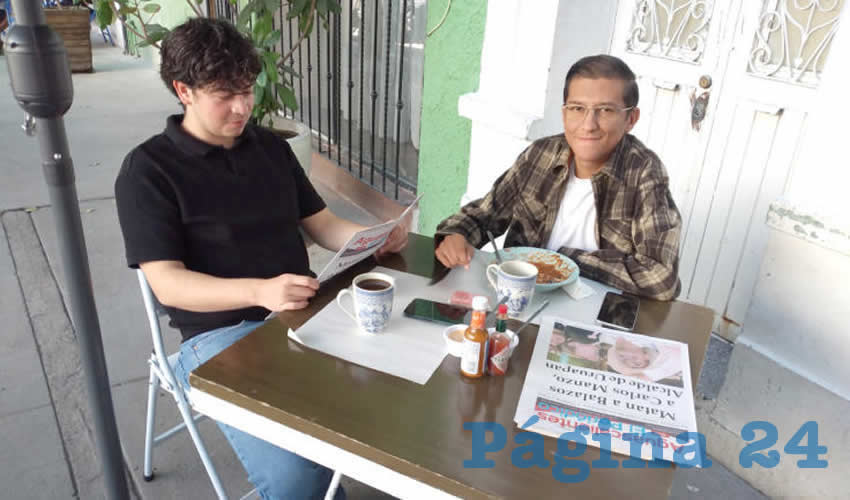 Grupo de personas desayunando.