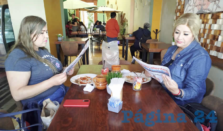 Grupo de personas desayunando.