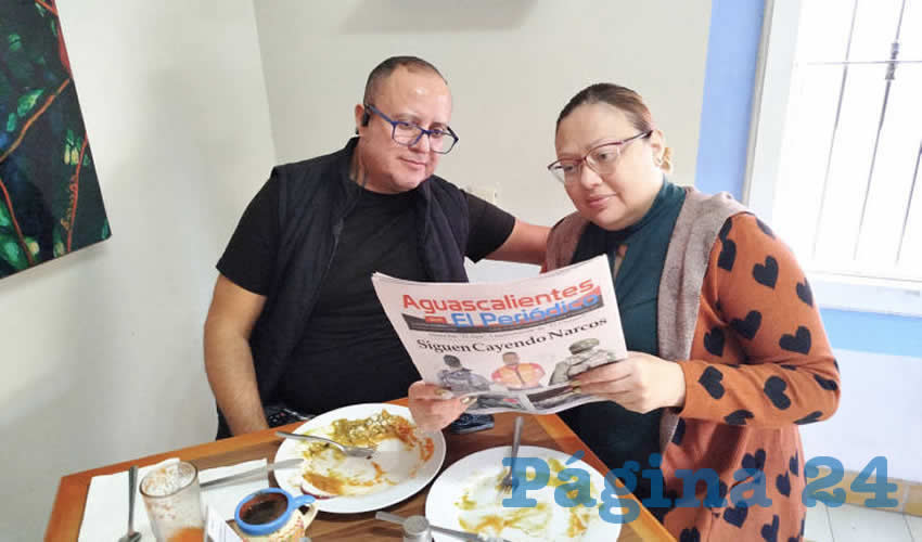 Grupo de personas desayunando.