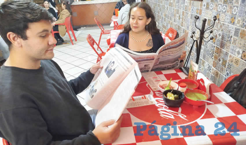 Grupo de personas desayunando.