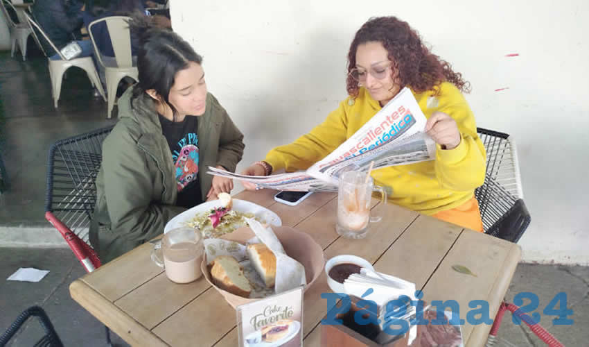 Grupo de personas desayunando.