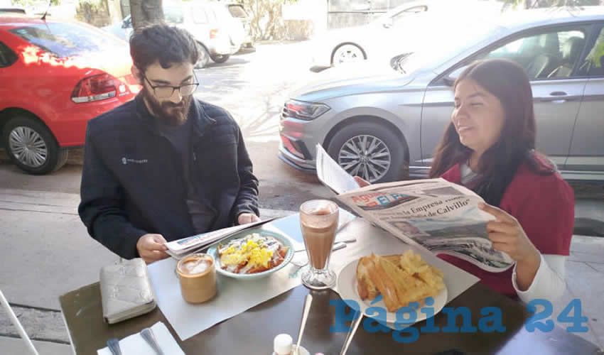Grupo de personas desayunando.
