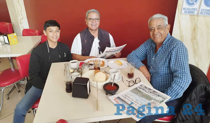 Grupo de personas desayunando.