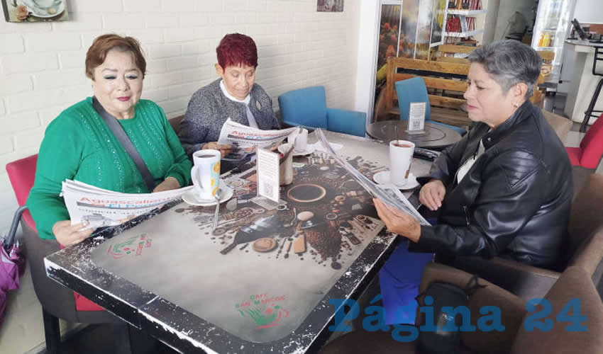 Grupo de personas desayunando.