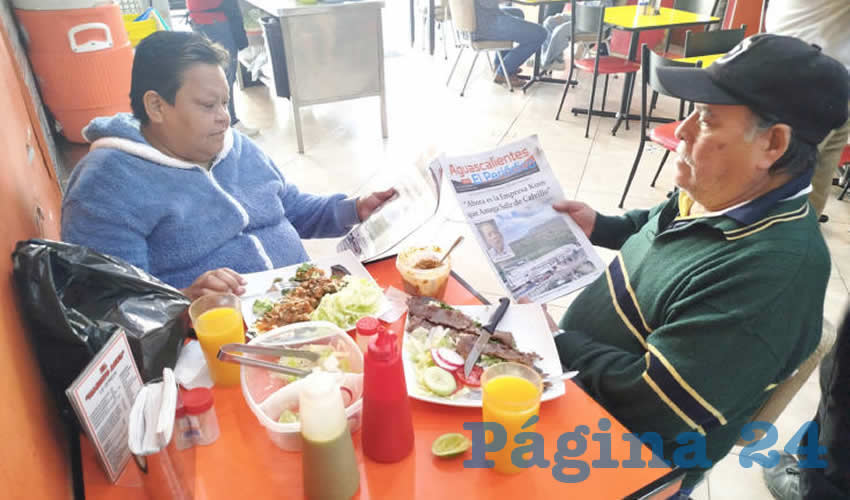 Grupo de personas desayunando.