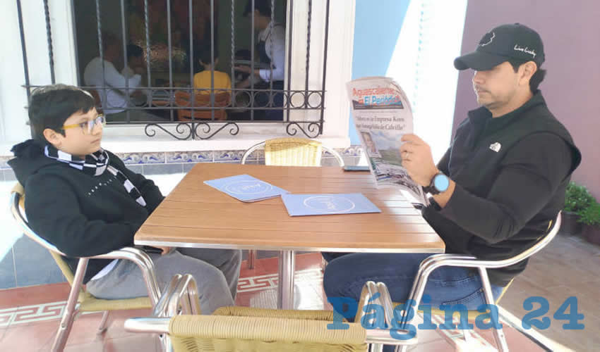 Grupo de personas desayunando.