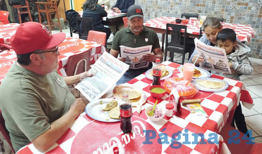 Grupo de personas desayunando.