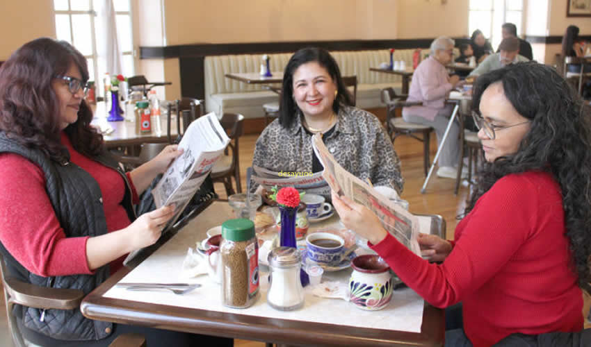 Grupo de personas desayunando.