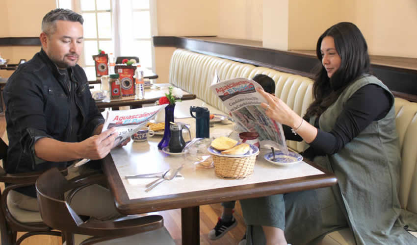 Grupo de personas desayunando.