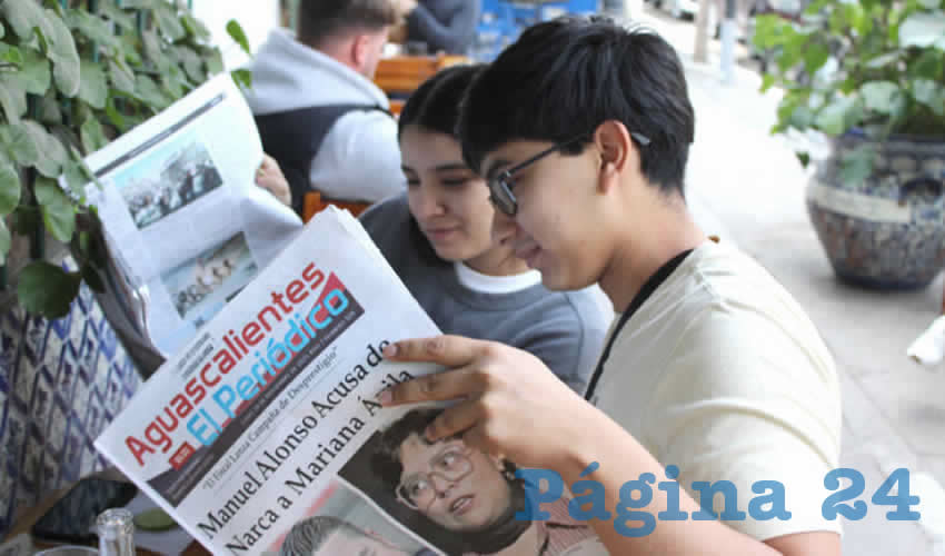 Grupo de personas desayunando.