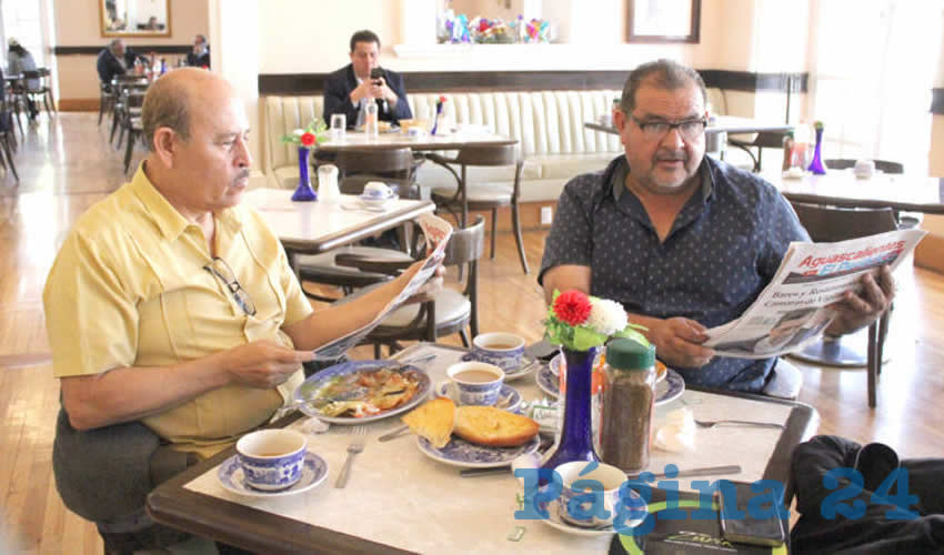 Grupo de personas desayunando.