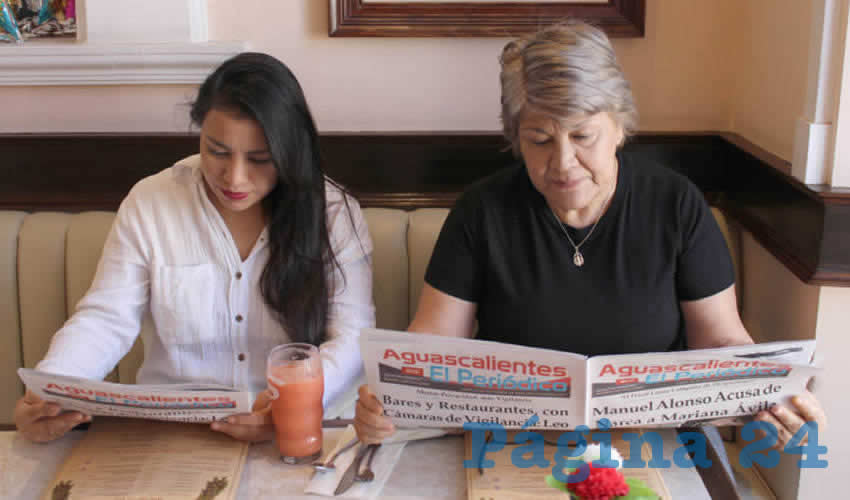 Grupo de personas desayunando.