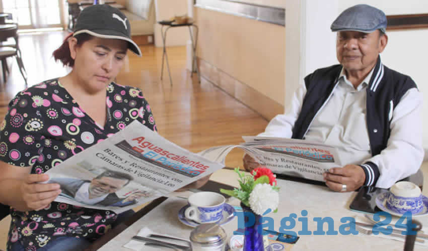 Grupo de personas desayunando.