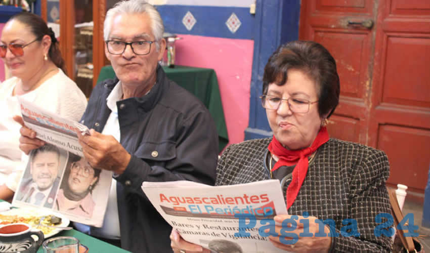 Grupo de personas desayunando.