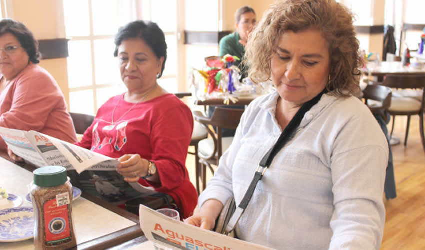 Grupo de personas desayunando.