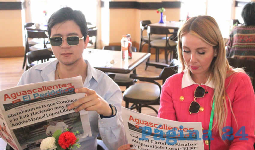 Grupo de personas desayunando.